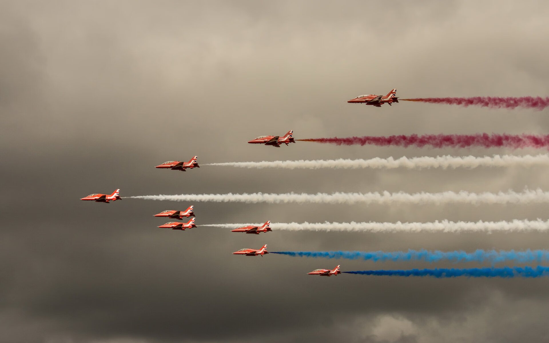 球队表现出色，稳住防线连续取胜，队伍球队