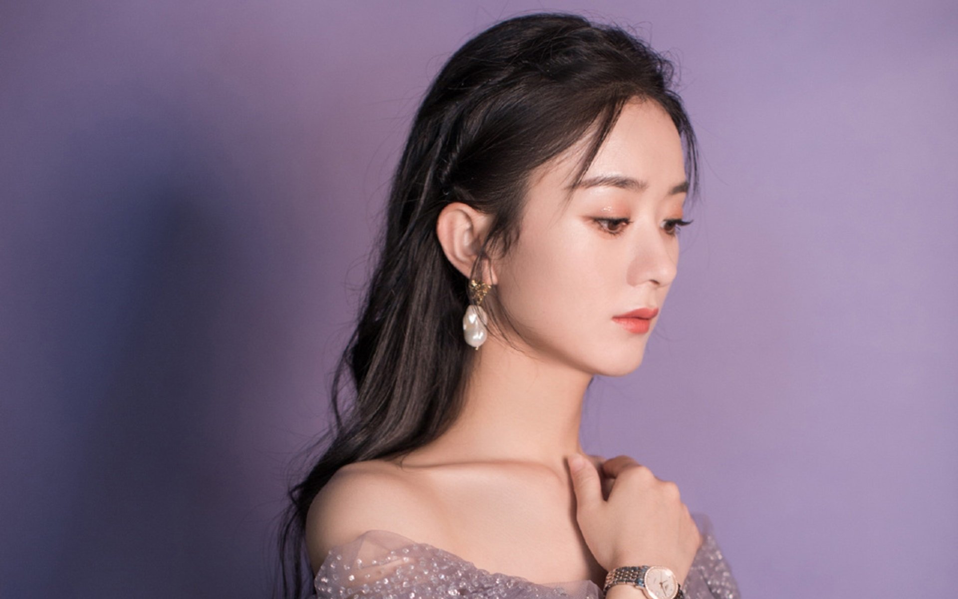 AYX体育官网-球星亲子同场亮相，家庭故事感动球迷，球星儿子踢球